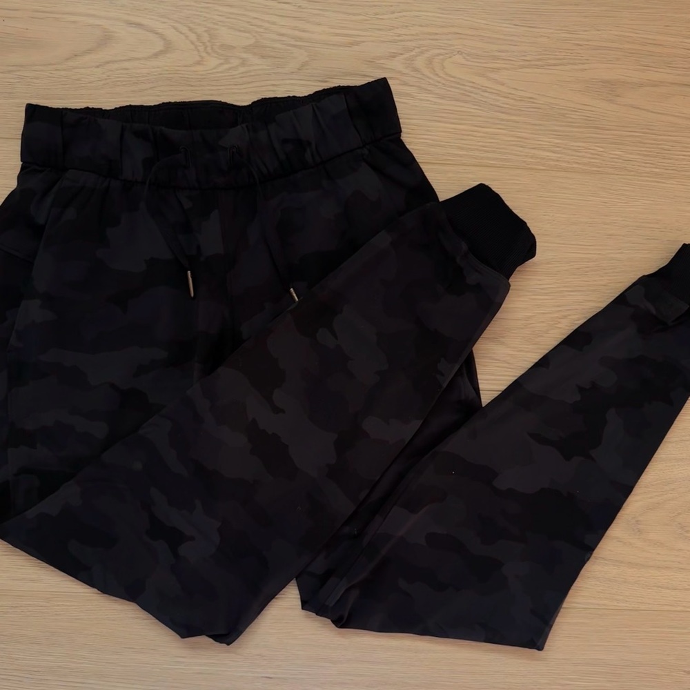 Lululemon Camo On The Fly Jogger